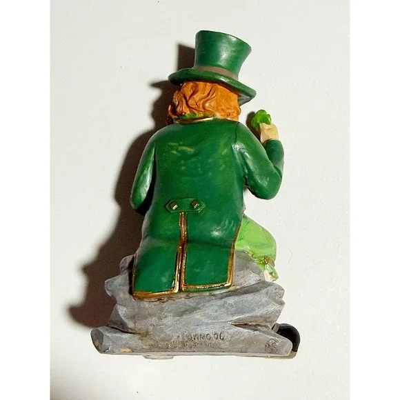 Leprechaun Holding Up A Clover WMG 2006 4" Tall Made In China - Picture 2 of 8